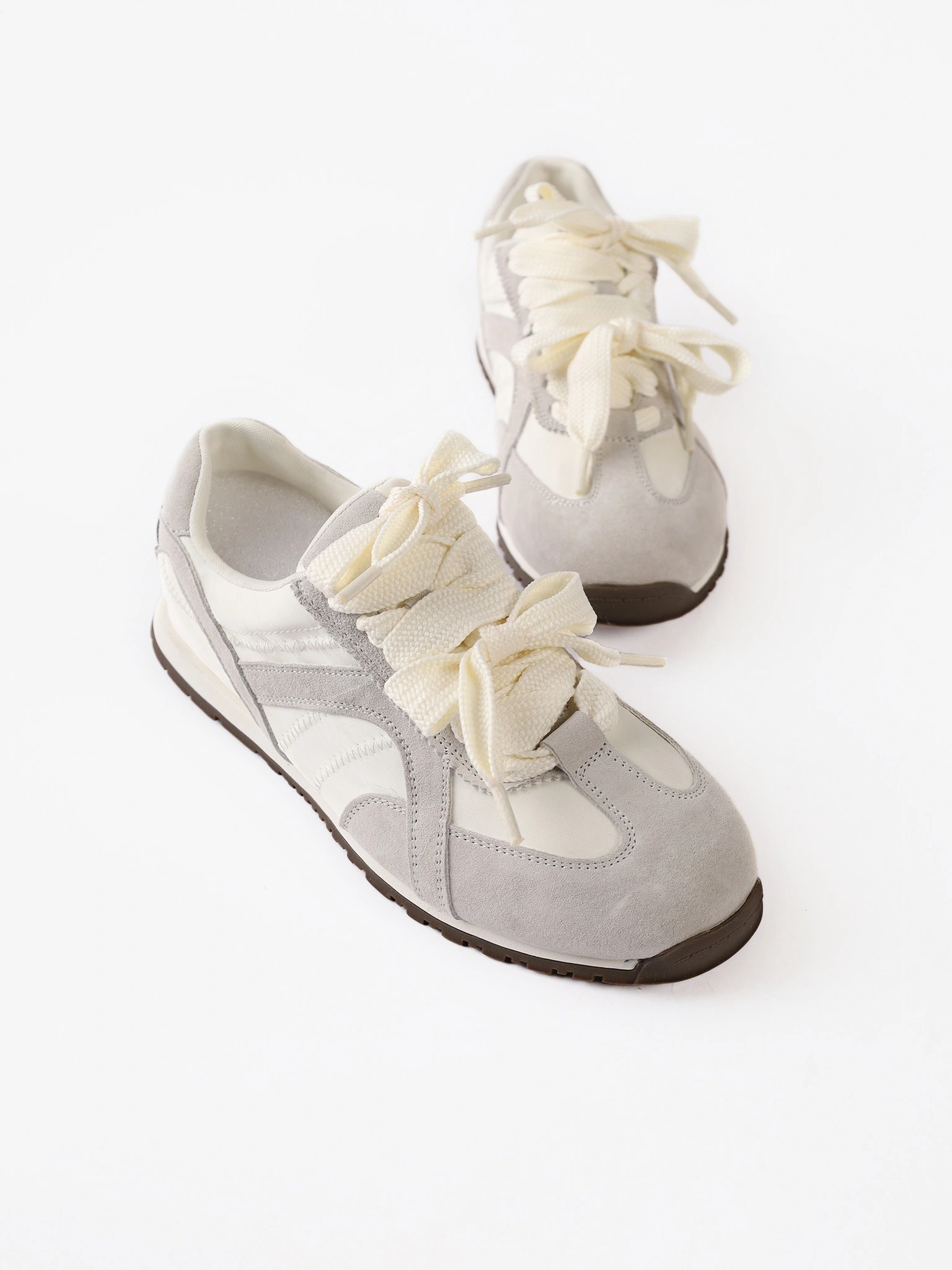 Кроссовки комбинированные серо-белого цвета на низкой подошве